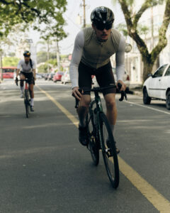 Proteção estratégica: por que o colete corta vento é indispensável no dia a dia do ciclista